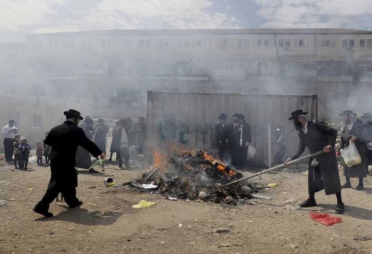 The burning of hametz in Jerusalem ahead of Passover, April 3, 2015