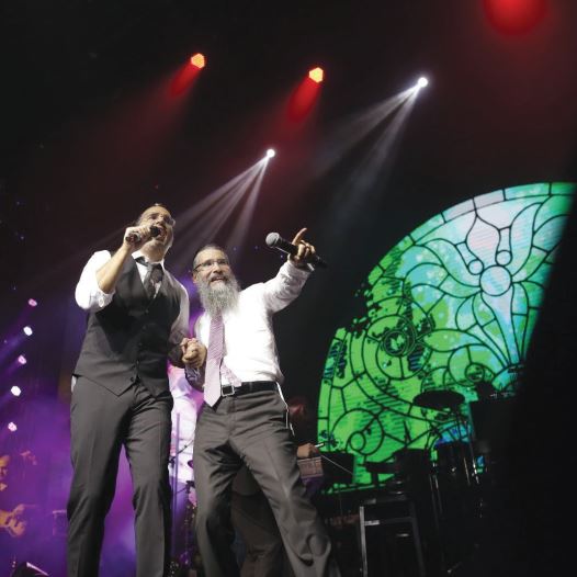 SINGERS AVRAHAM FRIED (right) and Yaakov Shwekey performing at a benefit concert for United Hatzalah in Jerusalem