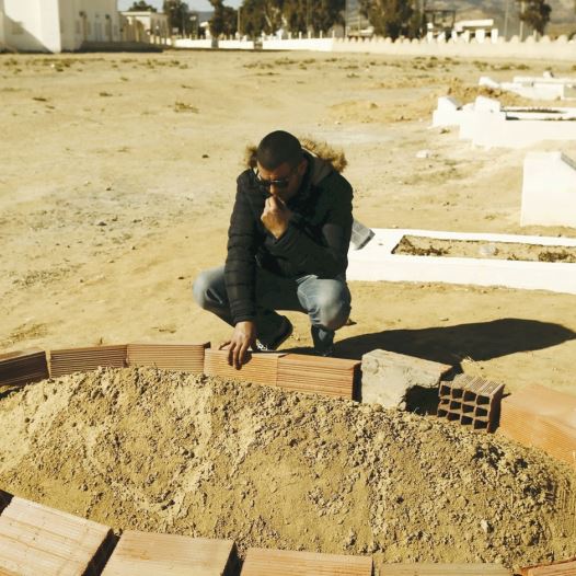 Five years after Tunisia’s Arab Spring, an unemployed graduate, Rabie Gharssali, visits the grave of his friend, Ridha Yahyaoui, who killed himself after being refused a job