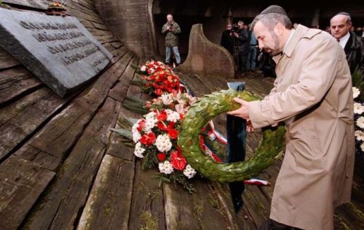 Ognjen Kraus, leader of Croatia's Jewish community, lays a wreath on the monument of Fascist victims, mostly Jews, Serbs and gypsies, during a commemoration held at the site of the former World War Two concentration camp in Jasenovac April 19, 1998