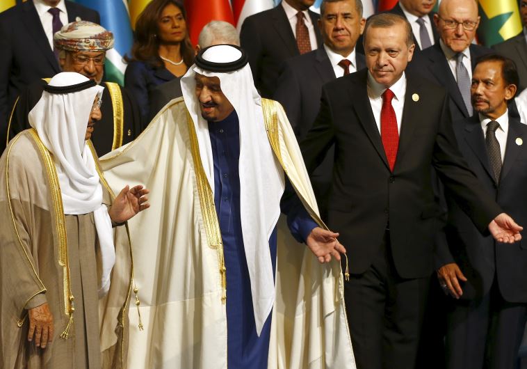 Turkish President Tayyip Erdogan (R), Emir of Kuwait Sheikh Sabah al-Ahmad al-Sabah (L) and King Salman of Saudi Arabia at the Organisation of Islamic Cooperation (OIC) Istanbul Summit
