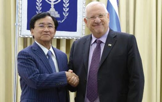 PRESIDENT REUVEN RIVLIN with Dr. Yoshimitsu Kobayashi, chairman of the Mitsubishi Chemical Corporation