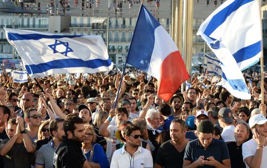 People hold Israeli and French flags as they take part in a demonstration supporting Israel on July 27, 2014 in Marseille, southeastern France