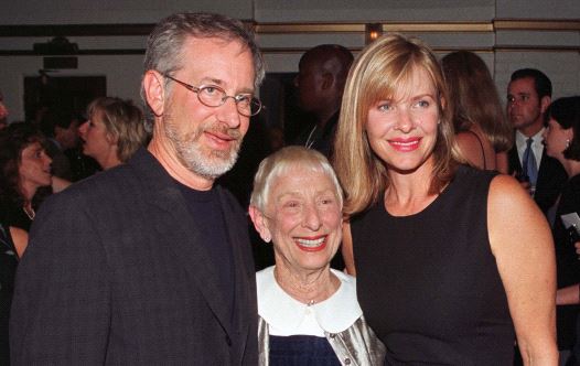 Director Steven Spielberg (L) his mother Leah (C) and wife actress Kate Capshaw pose at the premiere of the film ''Saving Private Ryan'' [File 1998]