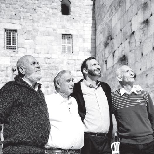 THE THREE iconic paratroopers from David Rubinger’s Six Day War photo pose with World Mizrachi CEO Rabbi Doron Perez at the Western Wall