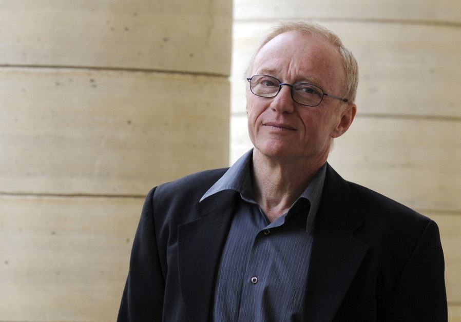 Israeli author David Grossman poses for photographers after he received the Medicis Foreign book award for his novel ''Une femme fuyant l'annonce''