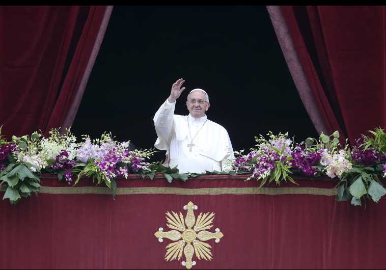Pope Francis waves as he delivers a "Urbi et Orbi" message at the Vatican April 5, 2015