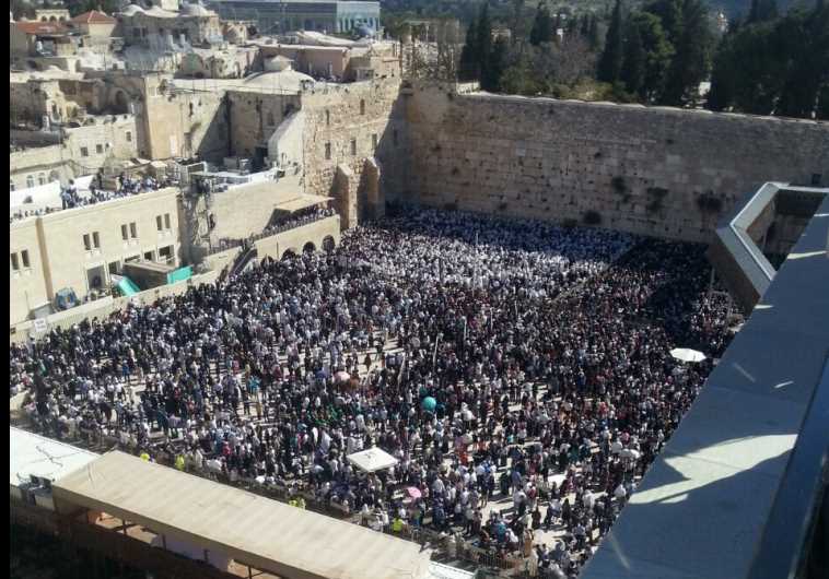 Worshipers at Western Wall for priestly blessing‏