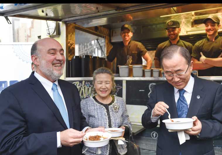 UN Envoy Ron Prosor with Secretary-General Ban Ki-Moon and Yoo Soon-taek, his wife, sampling shakshuka in New York on Independence Day.
