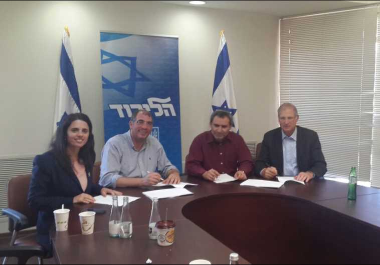 Likud and Bayit Yehudi sign coalition agreement