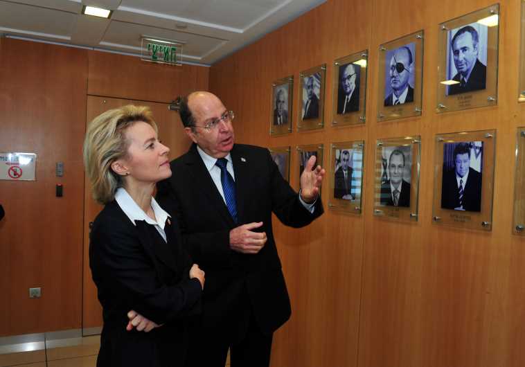 Defense Minister Ya'alon and German Defense Minister Ursula von der Leyen during her visit in 2014.