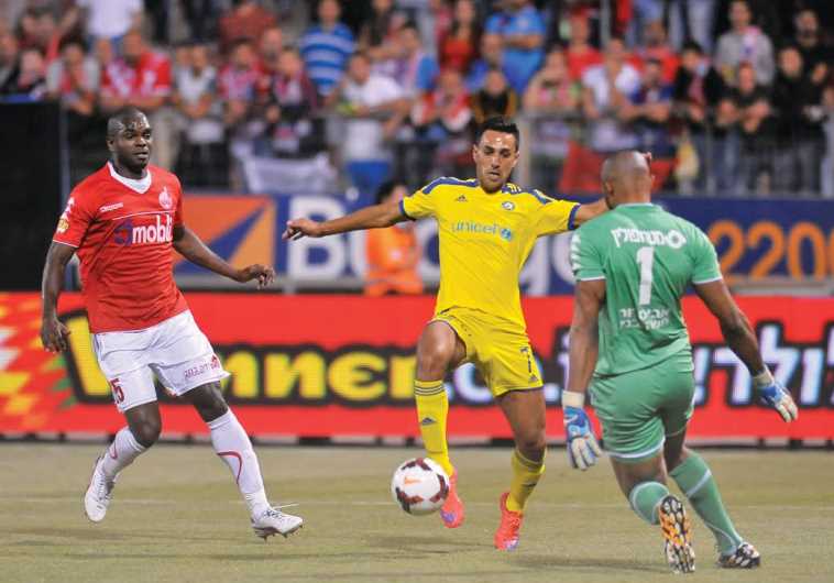 Maccabi Tel Aviv’s midfielder Eran Zehavi and Hapoel Beersheba’s goalkeeper Austin Ejide