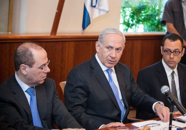 Prime Minister Benjamin Netanyahu (center) and Likud's Silvan Shalom [File]