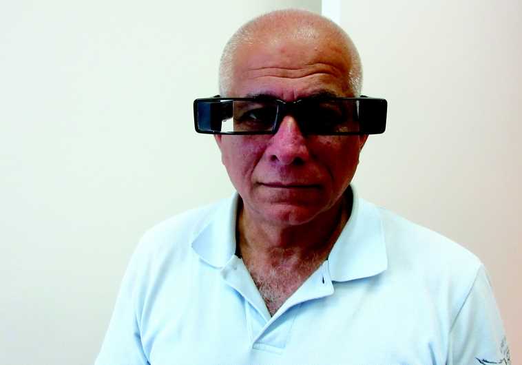 Efi Cohen Arazi équipé de ses lunettes révolutionnaires