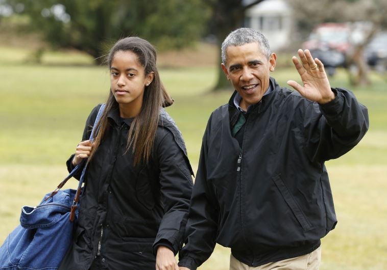 US President Barack Obama (R) and his daughter, Malia