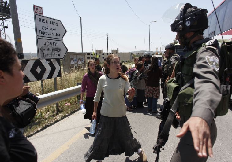Border Police officers try to prevent Jewish settlers from interrupting Palestinian traffic after a stabbing attack, near the West Bank Jewish settlement of Yitzhar [File]