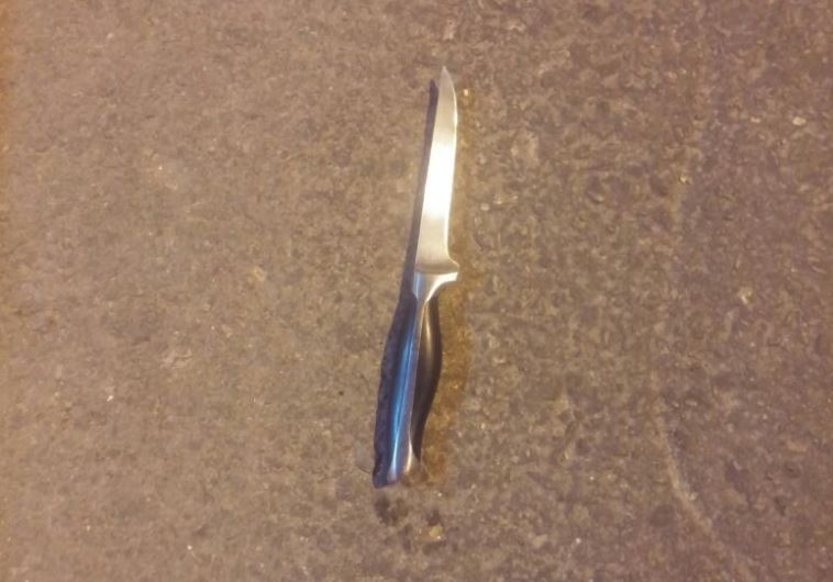 Knife from the scene of a possible stabbing attack thwarted in northern Jerusalem, July 9, 2015
