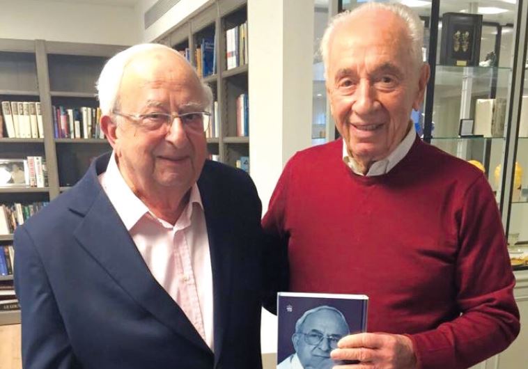 Yitzhak Navon (left) with Shimon Peres, after Navon presented Peres with a copy of his autobiography.