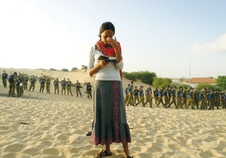 A woman prays during the evacuation of Gush Katif in 2005.