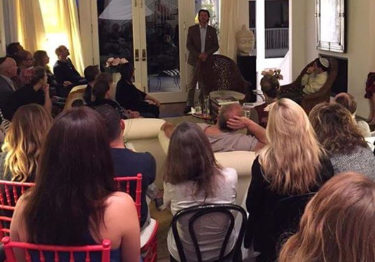 Ali Abu Awwad leads an activity with Israeli and Palestinian teenagers