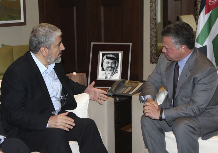 Hamas political bureau chief Khaled Mashaal (L) meets with Jordan's King Abdullah in Amman