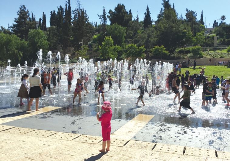 Cooling off in Teddy Park’s fountain water show