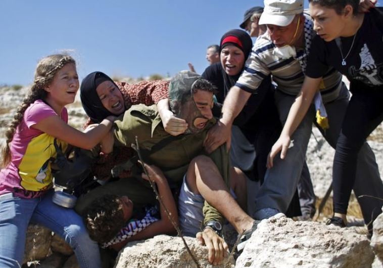 IDF soldier attacked by Palestinians, August 28, 2015