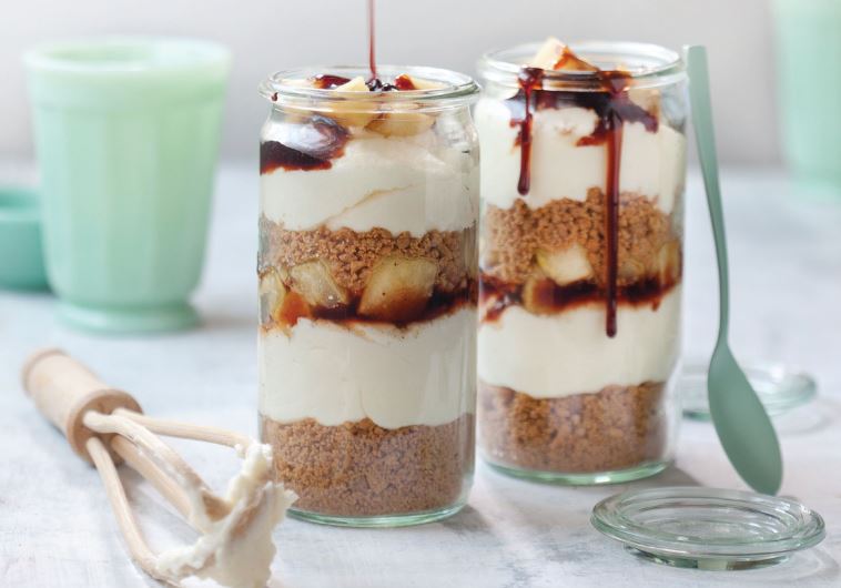 Layered apples, honey and pomegranate dessert