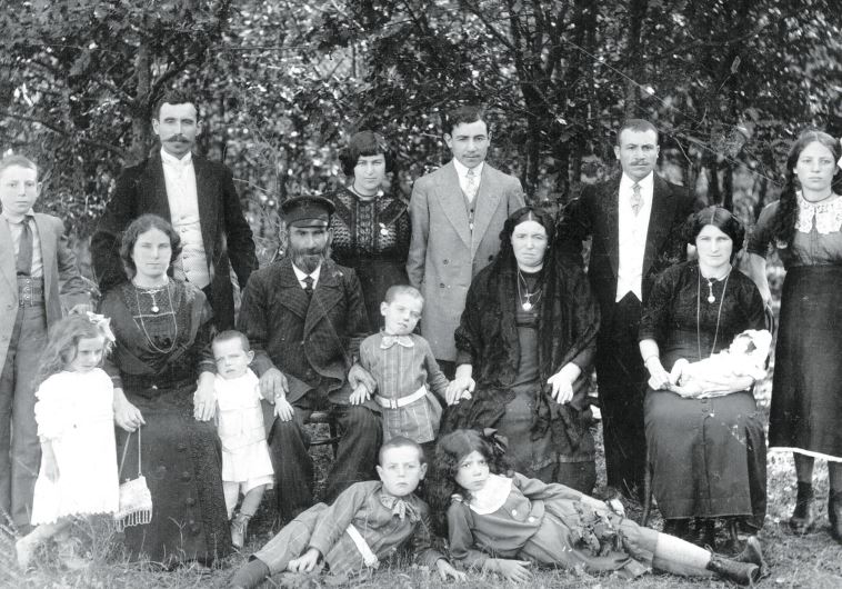 The family of Menachem Mendel Komisaruk taken in 1913 in Grafskoy a Jewish agricultural colony in southeast Ukraine