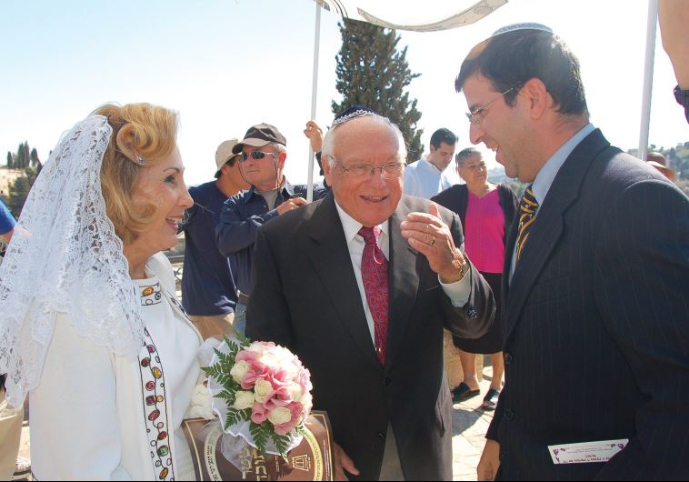 Rabbi Seth Farber, under the ‘huppa,’ marries a couple that ITIM helped with the Jewish status clarification process.
