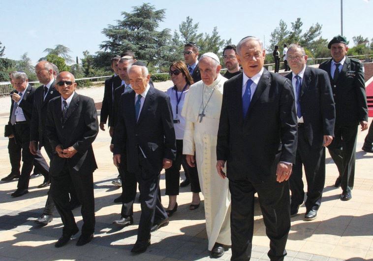 Pope Francis, flanked by former president Shimon Peres (left) and Prime Minister Benjamin Netanyahu, arrives at Mount Herzl during his visit to Israel last May.