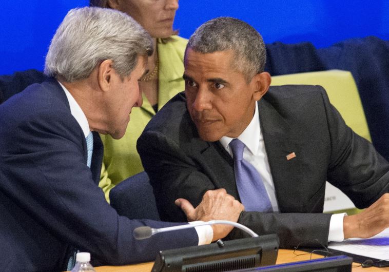 US Secretary of State John Kerry (L) speaks to US President Barack Obama (R) during the Leaders' Summit on Countering ISIL and Violent Extremism at the UNGA September 29, 2015. 
