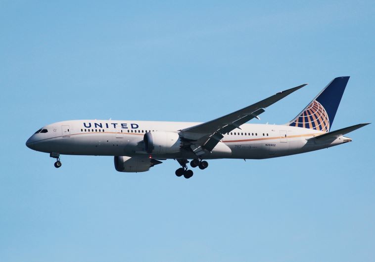 A United Airlines Boeing 787 Dreamliner lands at San Francisco International Airport, San Francisco, California, February 15, 2015.