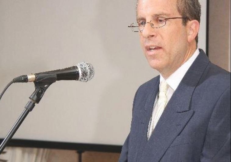 VETERAN ISRAEL RADIO broadcaster David Ze’ev makes a point