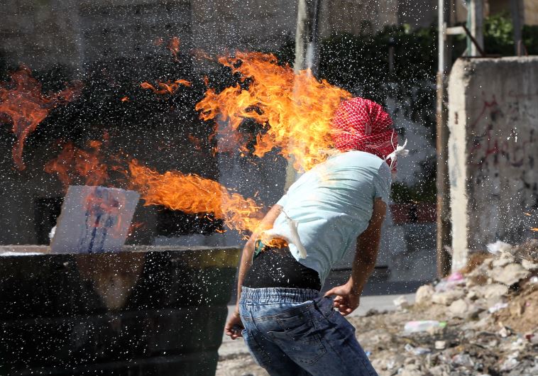 A Palestinian accidentally sets himself on fire after throwing a Molotov cocktail‏