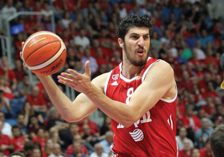 Hapoel Jerusalem forward Lior Eliyahu couldn’t help his team avoid a 92-71 defeat in Eurocup action at Nizhny Novgorod in Russia