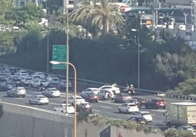 Traffic on the Ayalon Freeway is backed up as police seal off Hashalom interchange‏ in Tel Aviv