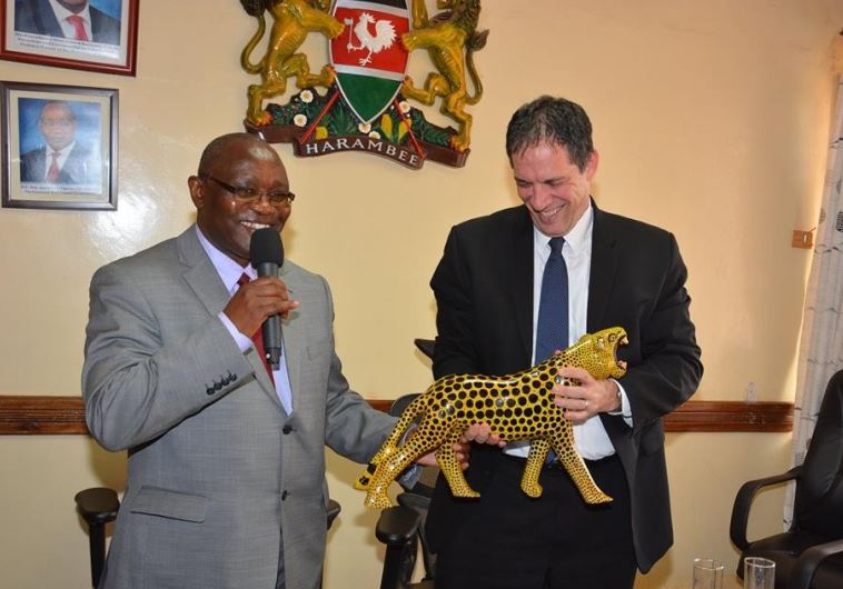 Kisii County Governor James Ongwae (L) and Israeli Ambassador Yahel Vilan 