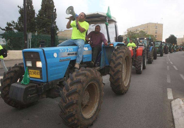Farmers on tractors demonstrating in Jerusalem, November 9, 2015