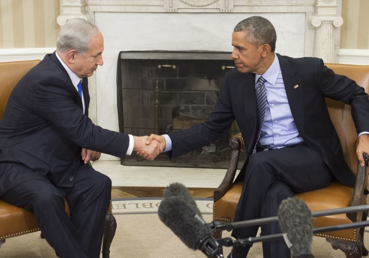 Benjamin Netanyahu shaking hands with Barack Obama at a meeting at the White House on November 9, 2015