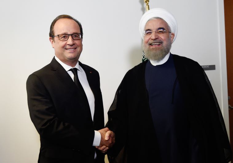 French President Francois Hollande (L) welcomes his Iranian counterpart Hassan Rouhani for a meeting during the 70th UN General Assembly on September 27, 2015, in New York