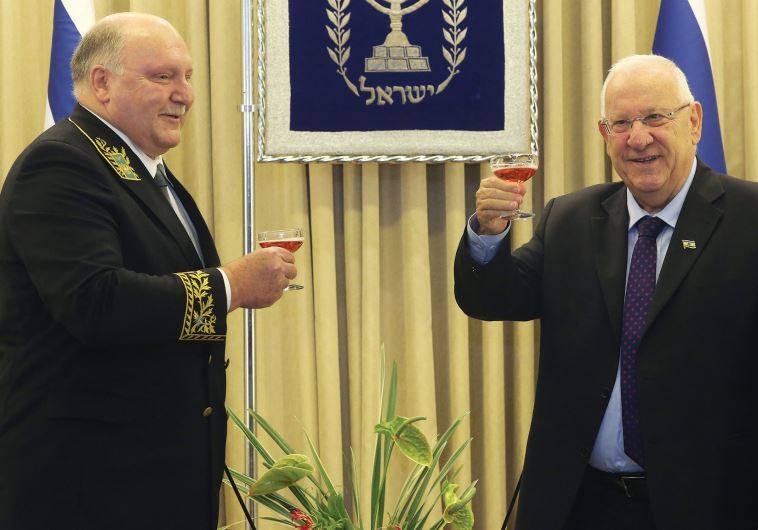 Alexander Shein presents his credentials to President Reuven Rivlin