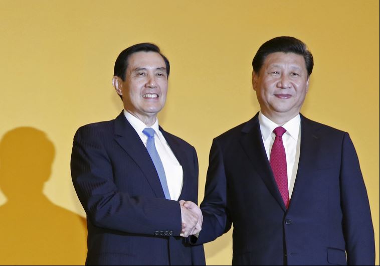 Chinese President Xi Jinping shakes hands with Taiwan's President Ma Ying-jeou during a summit in Singapore November 7, 2015