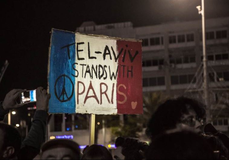 A sign at the solidarity rally held in Tel Aviv in the wake of the Paris attack reads "Tel Aviv stands with Paris", November 14, 2015.