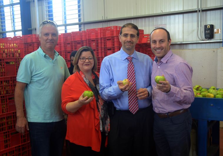 Dan Shapiro and his wife Julie Fisher at the Leket Israel facility
