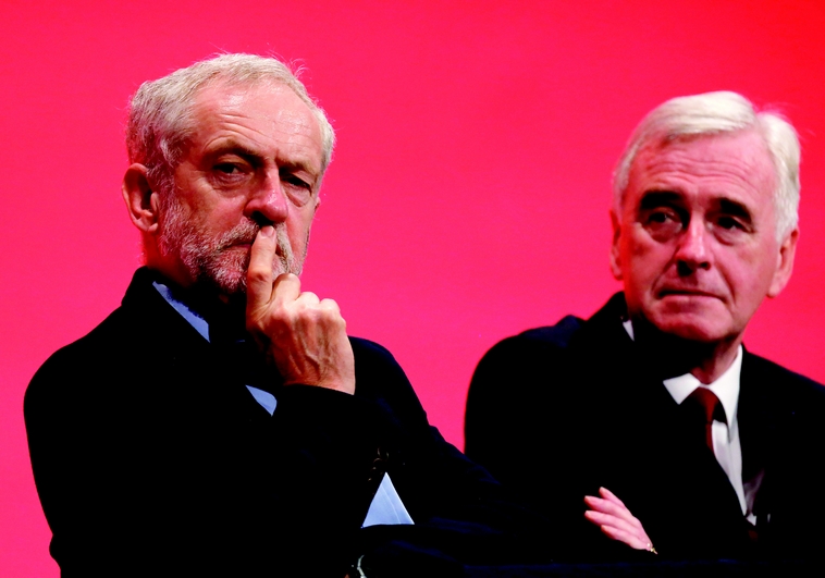 Jérémy Corbyn (à gauche)