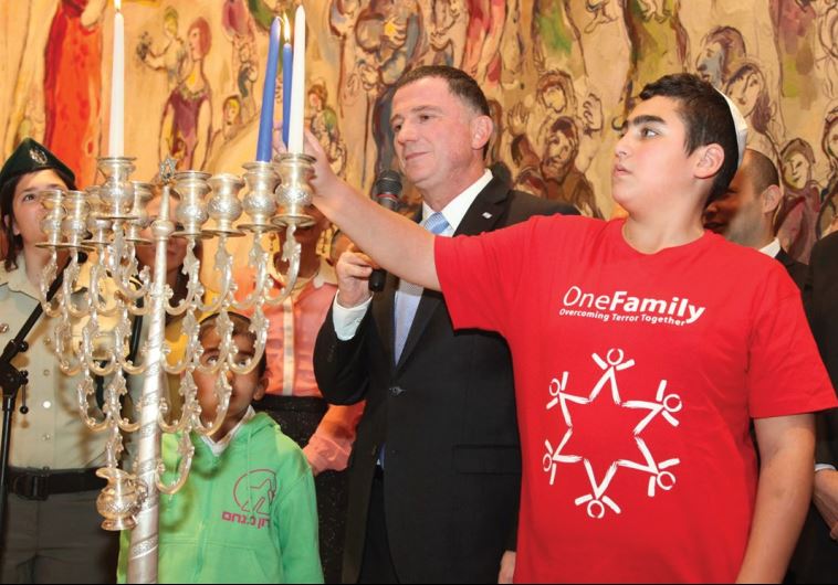 KNESSET SPEAKER Yuli Edelstein lights Hanukka candles with children who are terrorism victims, children with cancer and Border Police officers at the Knesset