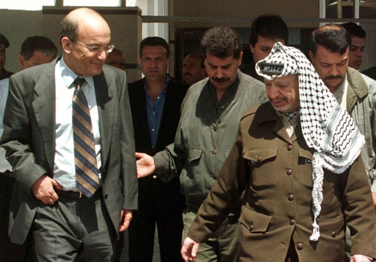 Yossi Sarid meets Palestinian Authority President Yasser Arafat in Ramallah, in 1998