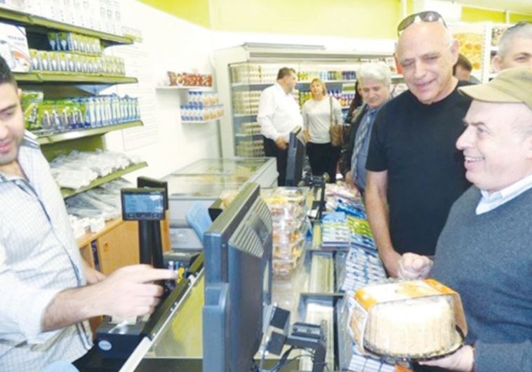 Jewish Agency Chairman Natan Sharansky shops at the Sderot co-op CityMart