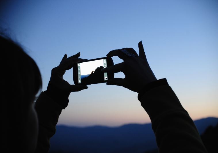 A girl takes photos on a smartphone